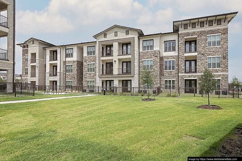 Debbie Lane Flats - 4